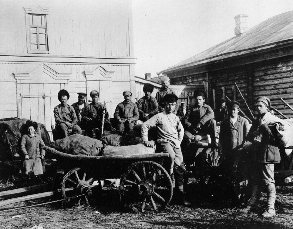 Продовольствие, доставленное самарскими рабочими
и крестьянами для 1-го Советского батальона. 1919 год.
Фото Виктора Буллы