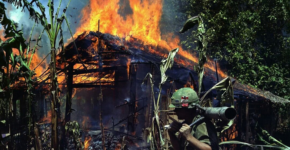 16 марта 1968 года американские солдаты сожгли вьетнамскую деревню Сонгми