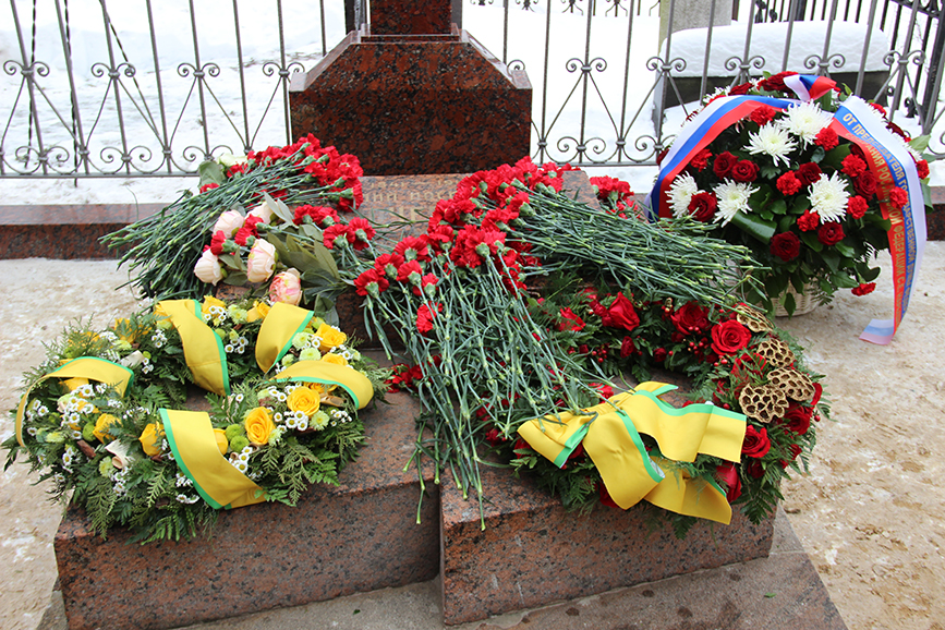 По окончании памятного мероприятия, участники возложили цветы к могиле В.О. Ключевского