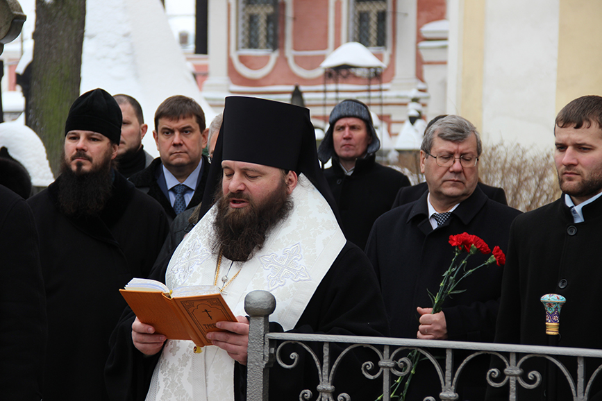 В 12:00 настоятель Донского монастыря епископ Бронницкий Парамон провел церемонию освящения православного креста на могиле В.О. Ключевского