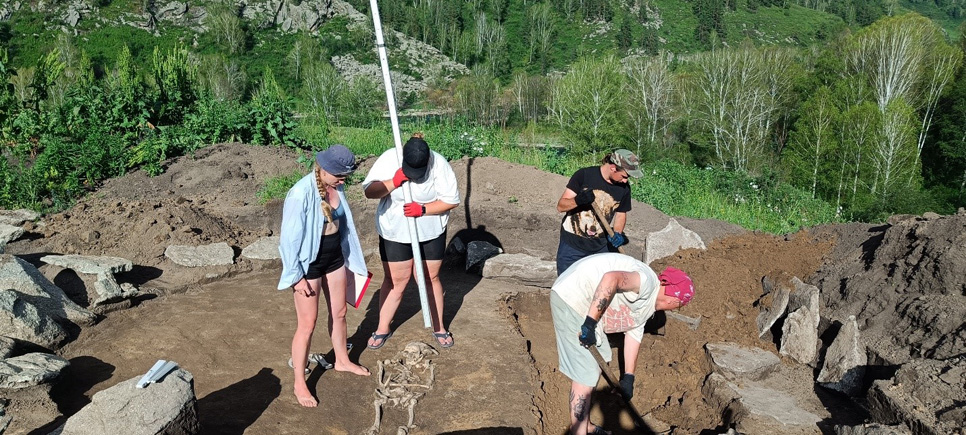 В Алтайском крае прошли археологические раскопки древних могильников