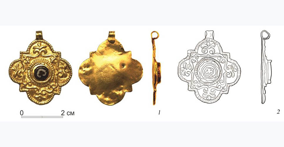 Эмаль средневековой золотой подвески из Новгорода была изготовлена из римской мозаики