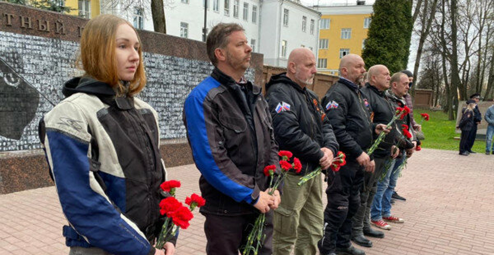 «Мотоциклисты Словакии» отдали дань уважения в сквере Памяти Героев в Смоленске