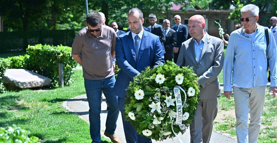 Члены сербского отделения РИО возложили венки по случаю Дня памяти и скорби