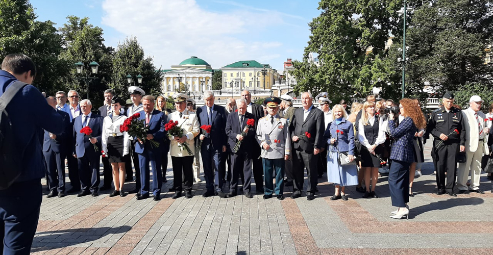 Активисты ДПФ возложили цветы в честь 75-летия Победы над милитаристской Японией