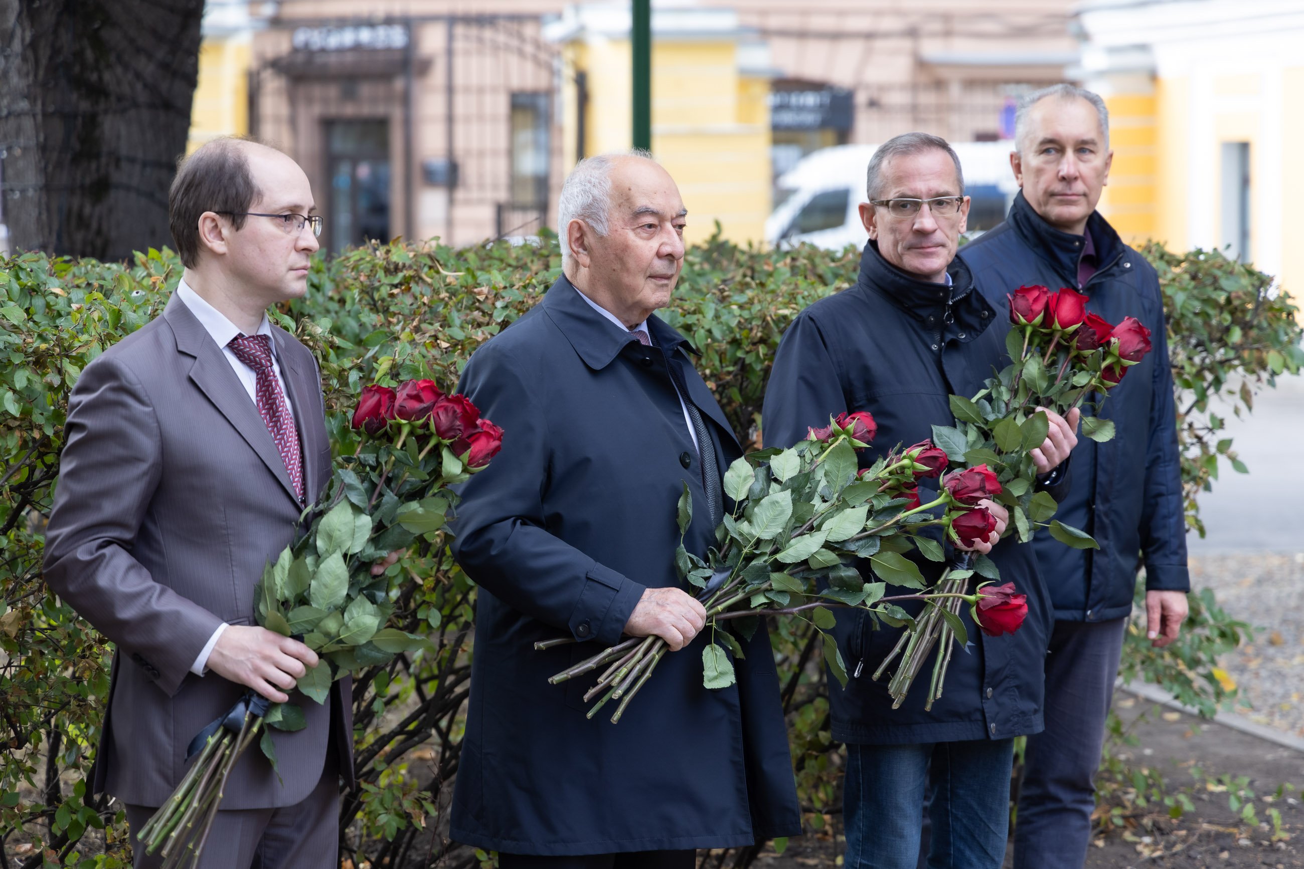 В Москве возложили цветы к памятнику писателю Льву Толстому