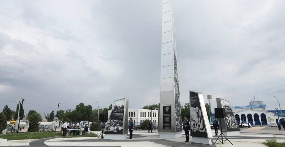 В Астрахани состоялось торжественное открытие стелы «Город трудовой доблести»