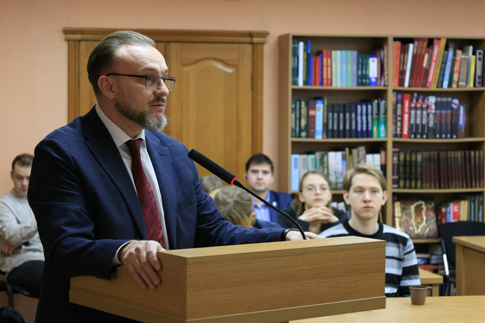 В Алтайском госуниверситете состоялся круглый стол, посвящённый 80-летию Юрия Кирюшина