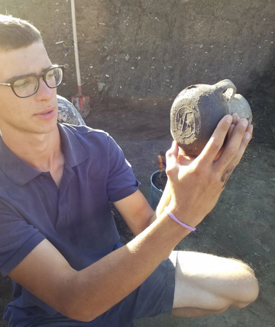 На могильнике Заюково-3 был обнаружен керамический сосуд с клеймом