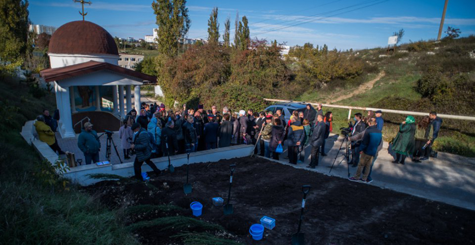 В Севастополе высадили аллею памяти в честь 100-летия Русского исхода