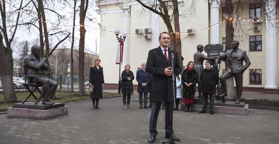 Памятник создателям «Семнадцати мгновений весны» открыли на Киностудии имени Горького