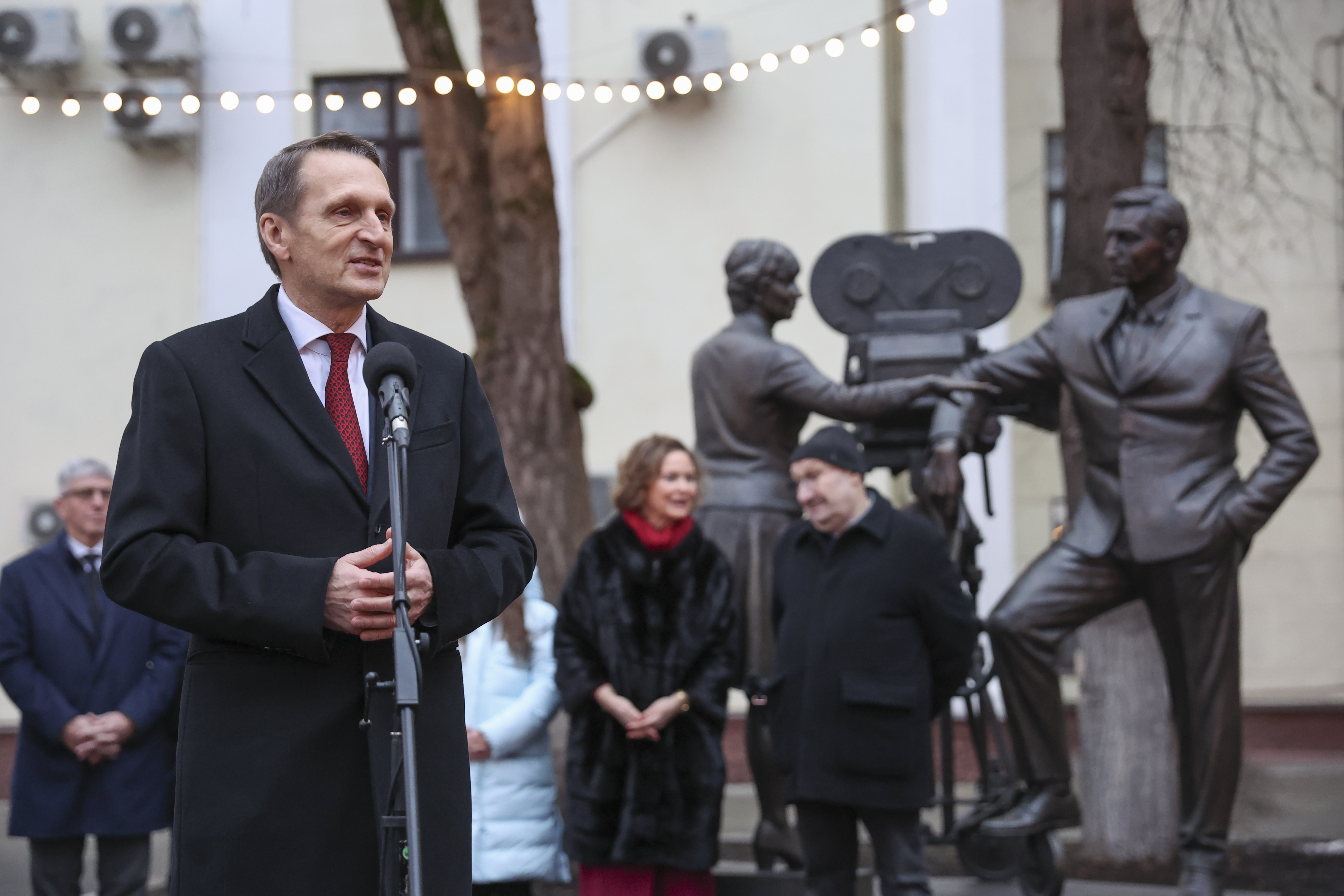 Памятник создателям «Семнадцати мгновений весны» открыли на Киностудии имени Горького