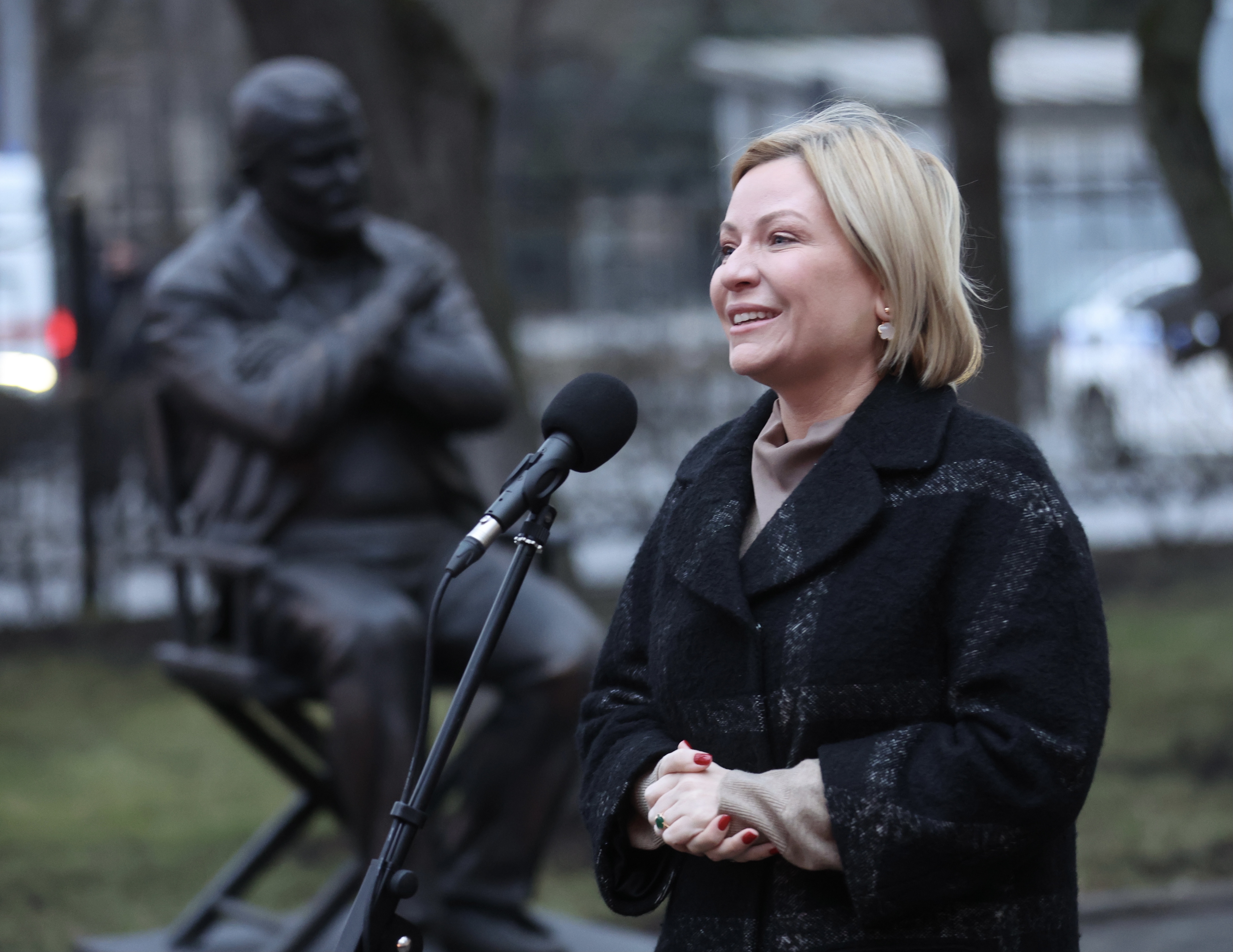 Памятник создателям «Семнадцати мгновений весны» открыли на Киностудии имени Горького