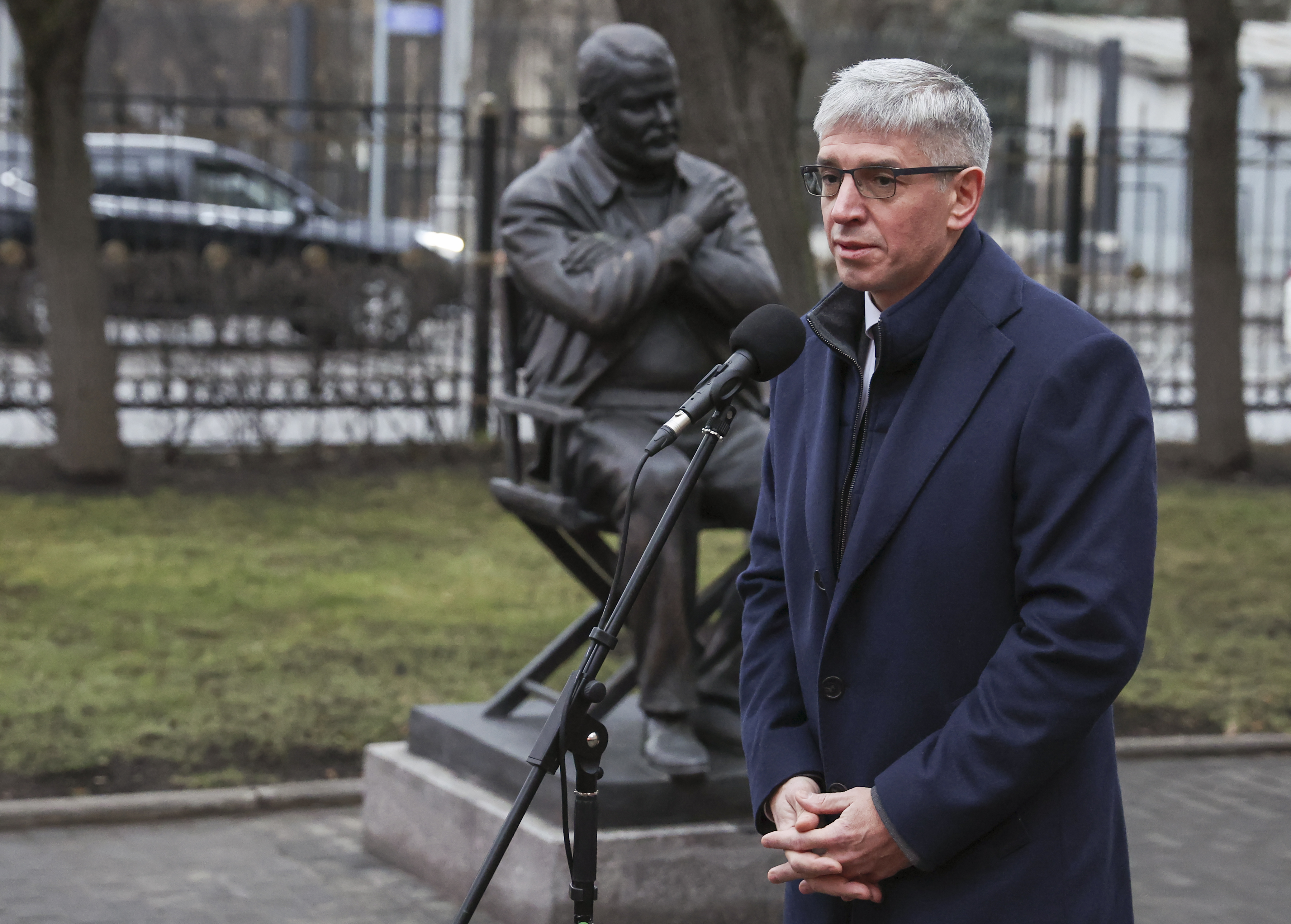 Памятник создателям «Семнадцати мгновений весны» открыли на Киностудии имени Горького