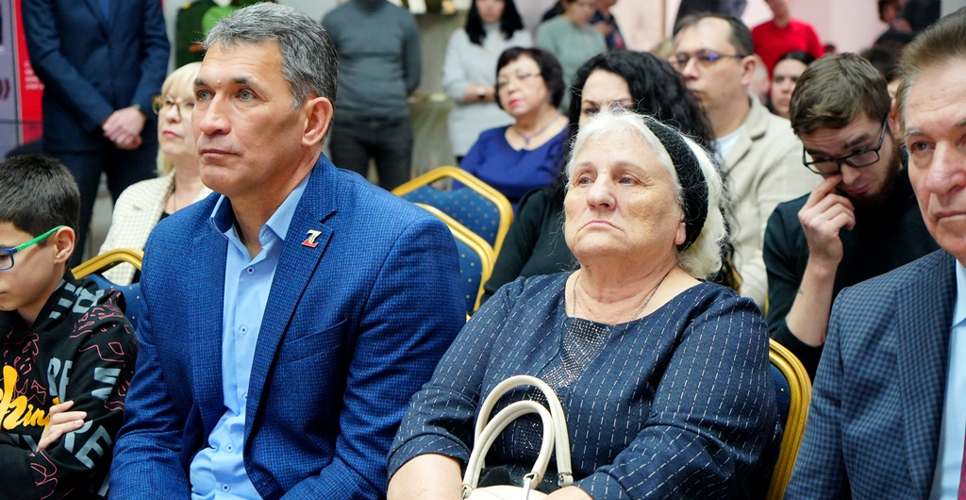 В Астрахани открылась выставка «Своих не бросаем!», посвящённая событиям СВО