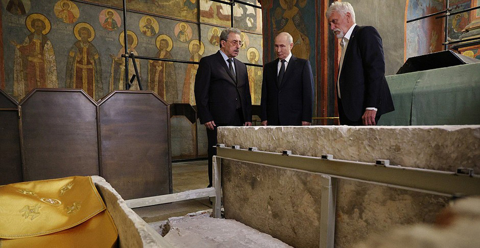 Владимир Путин посетил Архангельский собор, где ранее обнаружили мощи Дмитрия Донского