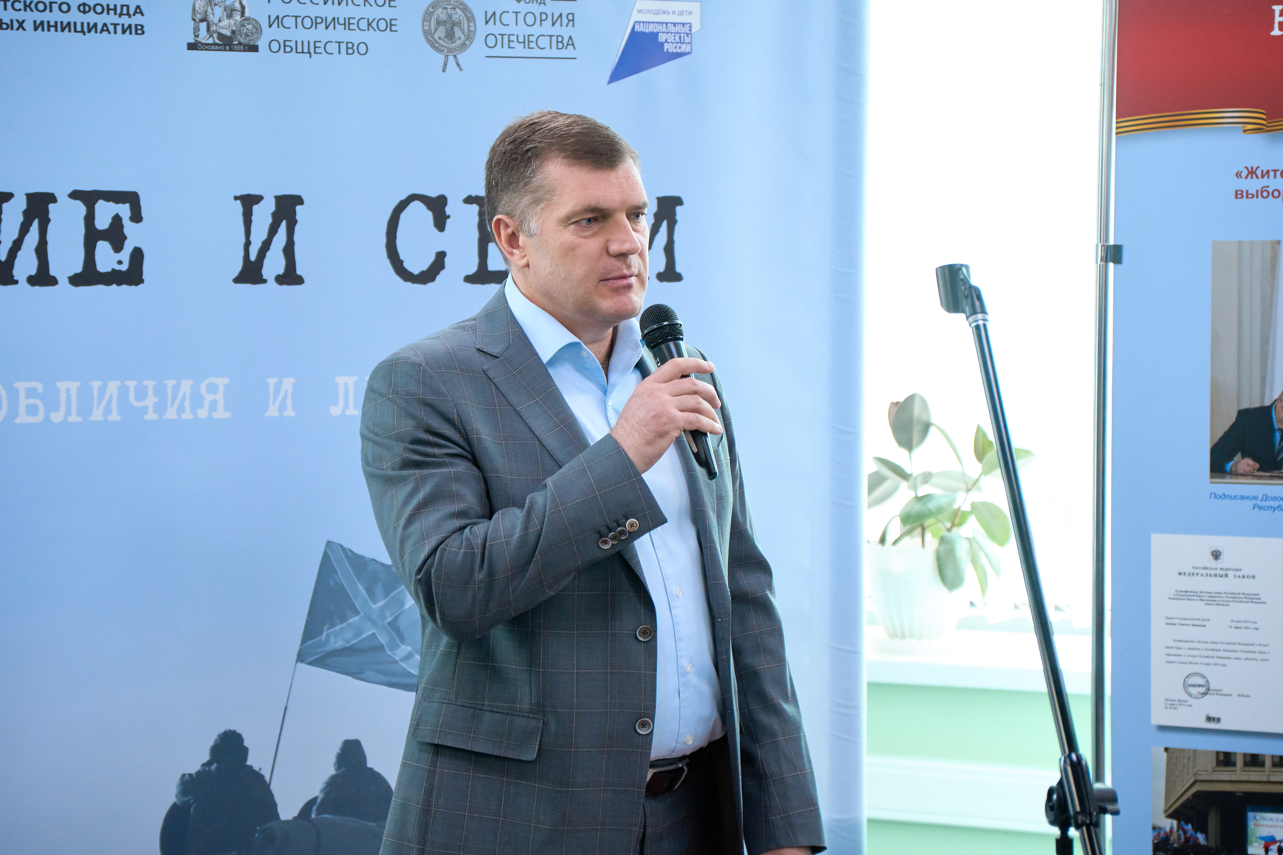 В Астрахани состоялось открытие выставки «Чужие и СВОи. Обличия и лица»