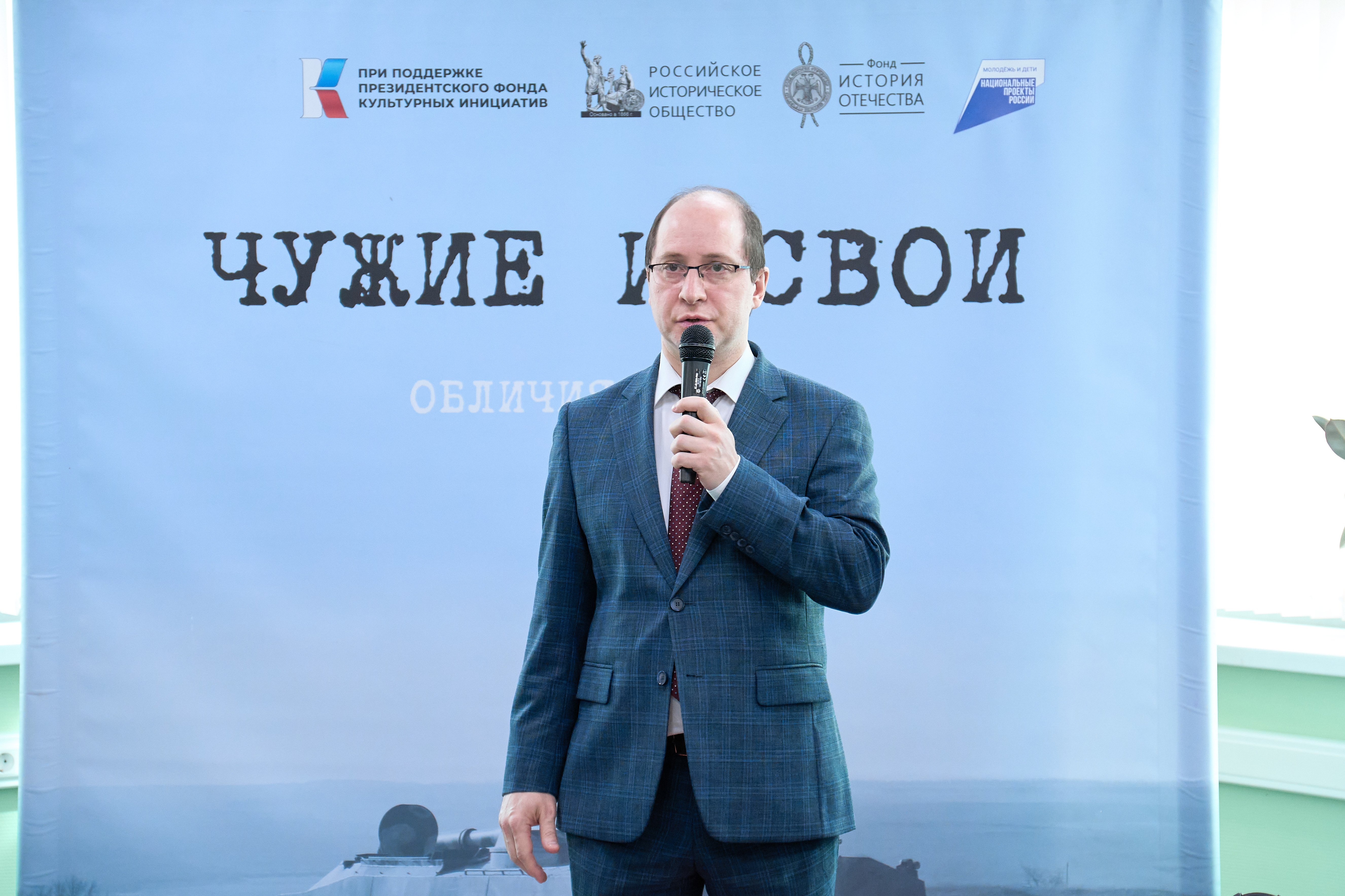 В Астрахани состоялось открытие выставки «Чужие и СВОи. Обличия и лица»