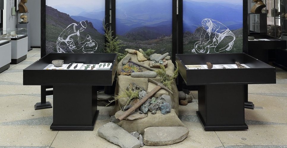 В АлтГУ прошло открытие выставки, посвящённой первым горнякам и металлургам Алтая