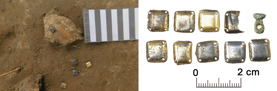Селище Чаадаево 5. Нашивные серебряные бляшки очелья в погребении 1 (слева – in situ)