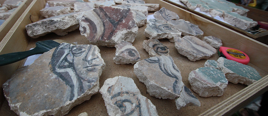 Раскопки на Рюриковом городище: археологи нашли фрески XII века и надписи на глаголице