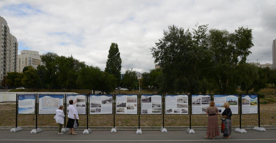 На набережной в городе Саратов открылась выставка «Берег истории» 