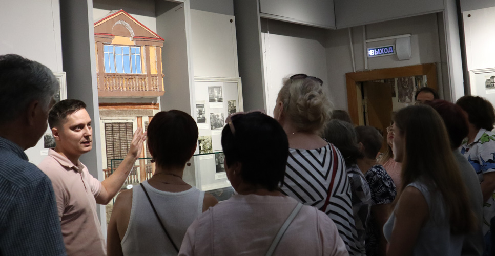В музее-усадьбе Николая Чернышевского открылась выставка «фотографических очерков» братьев Леонтьевых