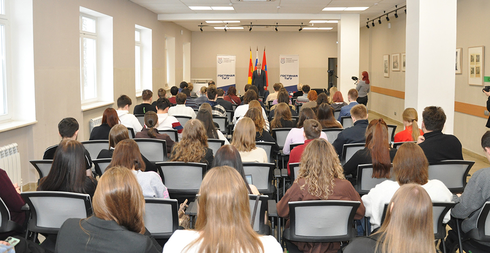 25 февраля 2026 года председатель Правления Российского исторического общества Р.Г. Гагкуев встретился со студентами Тверского государственного университета