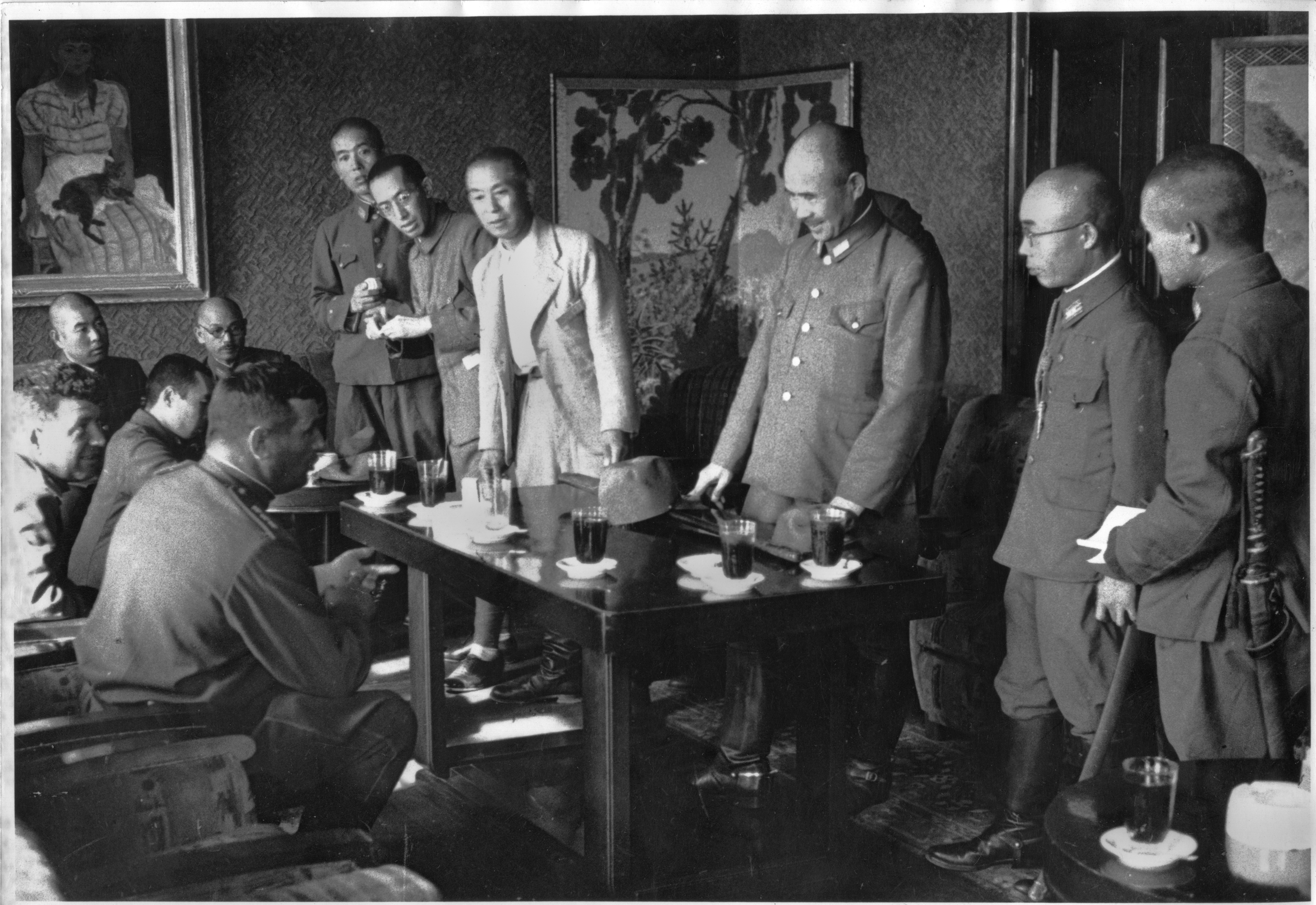 Командование Квантунской армии обсуждает условия капитуляции Японии с представителями Советской армии (фотография)