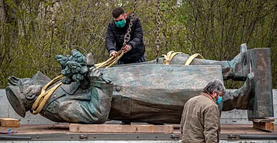 В Праге сняли с постамента памятник Маршалу Советского Союза Ивану Коневу
