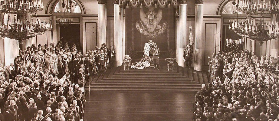 Император Николай II читает приветственное слово в день открытия I Государственной Думы в Георгиевском зале Зимнего дворца