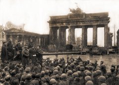 Стихийный митинг у Бранденбургских ворот.  2 мая 1945 г. Фотограф Е.А. Халдей. РГАСПИ. Ф. 17. Оп. 132. Д. 295. Л. 16.