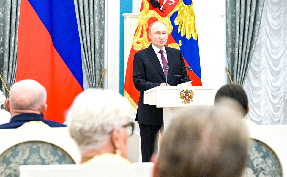 Владимир Путин вручил члену Президиума РИО Алексею Левыкину орден Александра Невского