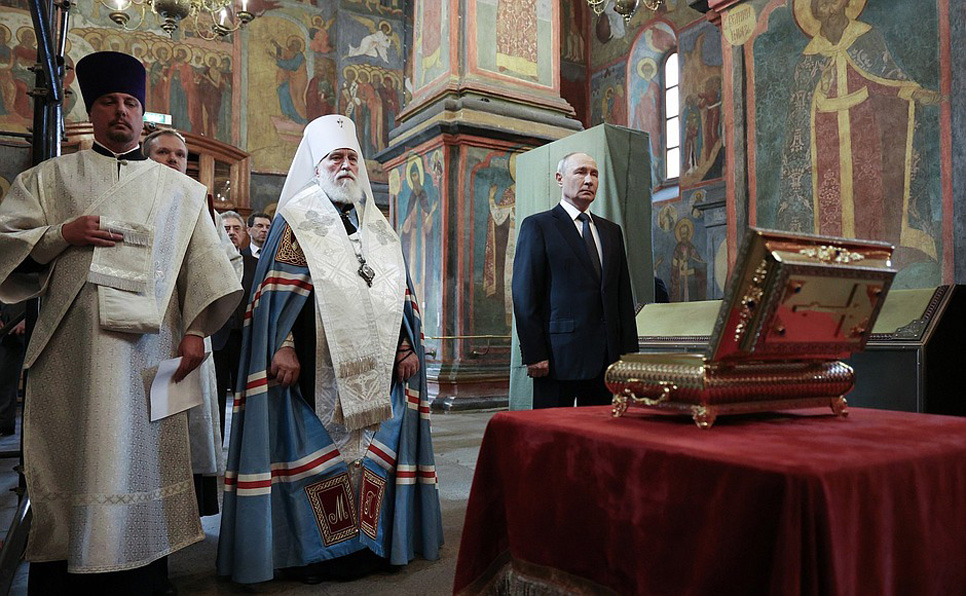 Владимир Путин посетил Архангельский собор, где ранее обнаружили мощи Дмитрия Донского